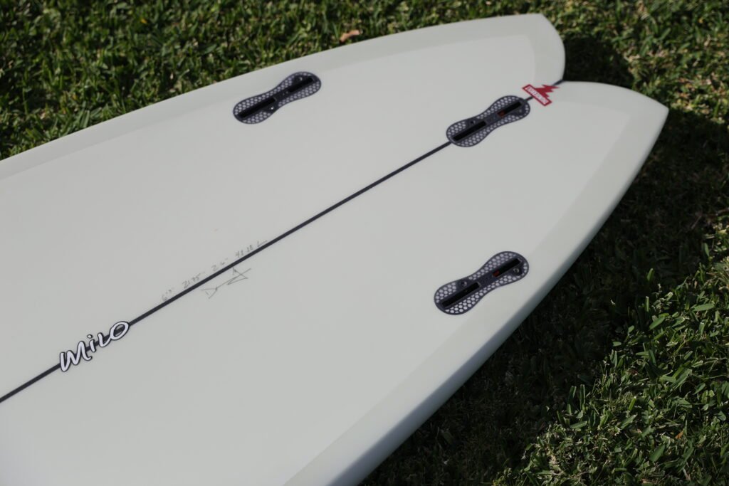 Thruster FCS2 fin set up for CJ Nelson Milo Fish in Thunderbolt Red